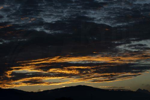 epa12142341 A monsoon clouds gather over Kathmandu before sunrise in Kathmandu, Nepal, 29 May 2025. According to the Department of Hydrology and Meteorology on Nepal has already announced that Nepal will witness above-average rainfall in the upcoming monsoon.  EPA/NARENDRA SHRESTHA