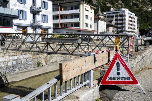 epa12144498 A pedestrian bridge over the Lonza river is precautionarily closed amid fears of overflow after debris from the Birch Glacier collapse above Blatten village blocked the river, in Gampel-Steg, Valais canton, Switzerland, 30 May 2025. A large part of the Blatten village, located in the Loetschental Valley in the canton of Valais, was buried under...