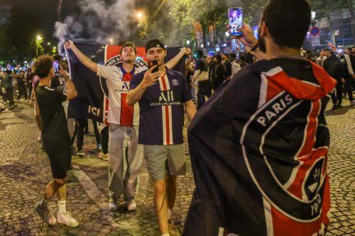 epa12148456 Fans of PSG celebrate on the Champs-Elysees after their team won the UEFA Champions League final between Paris Saint-Germain and Internazionale Milano, Paris, France, 31 May 2025.  EPA/CHRISTOPHE PETIT TESSON
