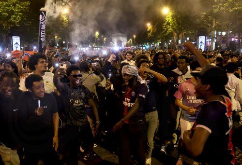 epaselect epa12148361 Fans of PSG celebrate after their team won the UEFA Champions League final between Paris Saint-Germain and Internazionale Milano, Paris, France, 31 May 2025.  EPA/CHRISTOPHE PETIT TESSON