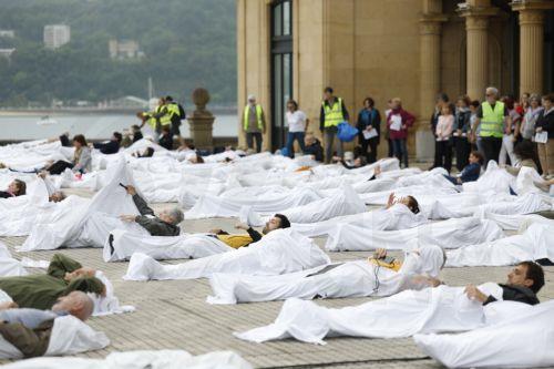 epa12149113 People lie wrapped in white blankets symbolizing Palestinian dead, as they stage a protest against the Israeli offensive in the Gaza Strip, in San Sebastian, Basque Country, Spain, 01 June 2025. More than 54,400 Palestinians have been killed in the Gaza Strip, according to the Palestinian Ministry of Health, since Israel launched a military...