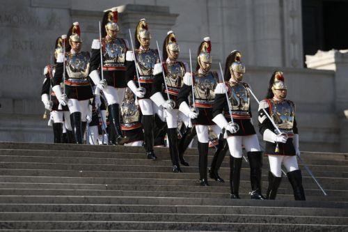 epaselect epa12150238 Cuirassiers, the honor guard of the president of the Italian republic, take position on the steps of the Altar of the Fatherland for the wreath-laying ceremony in honor of the Unknown Soldier during the celebrations for the Republic Day, in Rome, Italy, 02 June 2025.  EPA/ANGELO CARCONI