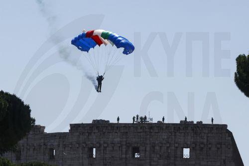 epa12150954 Paratroopers with the Italian flag take part in the annual military parade on the occasion of the 79th anniversary of Republic Day (Festa della Repubblica), in Rome, Italy, 2 June 2025.  EPA/ANGELO CARCONI