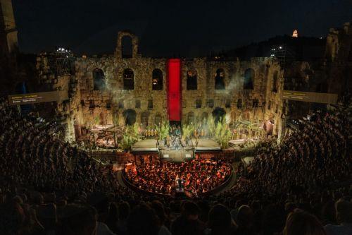 Κόσμος παρακολουθεί την πρεμιέρα της νέας Τουραντότ της Εθνικής Λυρικής Σκηνής, στο κατάμεστο Ωδείο Ηρώδου Αττικού (Ηρώδειο), την Κυριακή 01 Ιουνίου 2025 (δημοσιεύεται Δευτέρα 02 Ιουνίου 2025). Το κύκνειο άσμα του Πουτσίνι παρουσιάστηκε σε μια μεγαλειώδη παραγωγή, η οποία προετοιμαζόταν με πυρετώδεις ρυθμούς τα δύο τελευταία χρόνια στα εργαστήρια της ΕΛΣ. ...