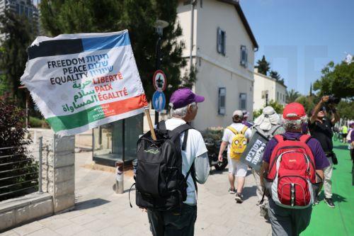 epa12154334 Israeli activists gather for the start of a three-day march calling for an end to the war in Gaza and the release of hostages, in Tel Aviv, Israel, 04 June 2025. Organizers said the march will conclude at the Gaza border on 06 June.  EPA/ABIR SULTAN EPA