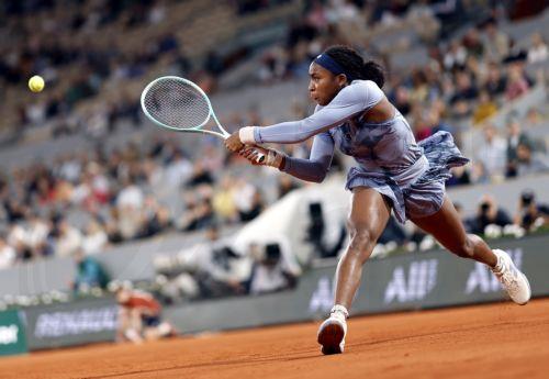 epaselect epa12154439 Coco Gauff of the USA in action during her Women's quarterfinals match against Madison Keys of the USA at the French Open Grand Slam tennis tournament at Roland Garros in Paris, France, 04 June 2025.  EPA/MOHAMMED BADRA