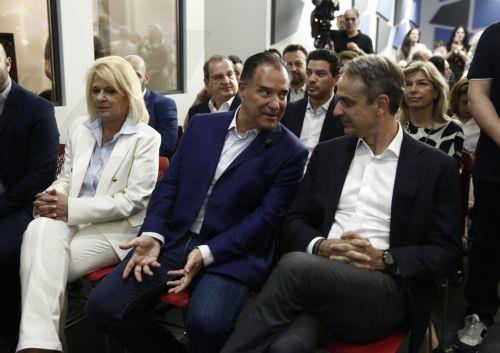 Ο πρωθυπουργός Κυριάκος Μητσοτάκης (Δ), ο υπουργός Υγείας Άδωνις Γεωργιάδης (2Δ) και η πρόεδρος του ΕΟΠΥΥ, Θεανώ Καρποδίνη (Α) παρίστανται στην παρουσίαση της νέας υπηρεσίας αποστολής φαρμάκων κατ’ οίκον σε ασφαλισμένους, στο Συνεδριακό Κέντρο του ΕΟΠΥΥ στην Πεύκη, Παρασκευή 6 Ιουνίου 2025.  ΑΠΕ-ΜΠΕ/ΑΠΕ-ΜΠΕ/ΓΙΑΝΝΗΣ ΚΟΛΕΣΙΔΗΣ