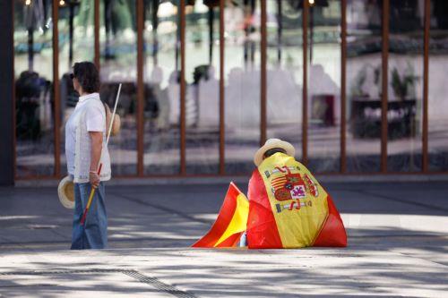 epa12163374 People gather for a demonstration organized by the main opposition conservative Popular Party against the government under the motto 'Democracy or Mafia' in Madrid, Spain, 08 June 2025.  EPA/JAVIER LIZON