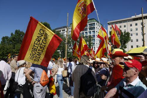 epa12163375 People gather for a demonstration organized by the main opposition conservative Popular Party against the government under the motto 'Democracy or Mafia' in Madrid, Spain, 08 June 2025.  EPA/JAVIER LIZON