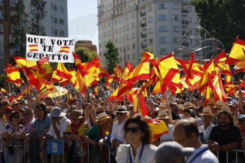 epa12163377 People gather for a demonstration organized by the main opposition conservative Popular Party against the government under the motto 'Democracy or Mafia' in Madrid, Spain, 08 June 2025.  EPA/JAVIER LIZON