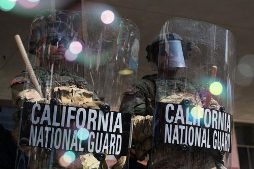 epa12167408 The California National Guard protects the Federal Building during protests sparked by immigration raids in Los Angeles, California, USA, 09 June 2025. US President Donald Trump has deployed 2,000 National Guard troops, despite not receiving a request from the state of California for any additional assistance, following large protests against...