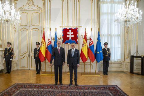 epa12168596 Slovak President Peter Pellegrini (R) and King Felipe VI of Spain (L) pose for the photographers before their meeting at Presidential Palace in Bratislava, Slovakia, 10 June 2025. King Filipe VI of Spain is on an official visit to Slovakia.  EPA/JAKUB GAVLAK