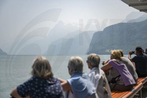 epa12169916 A haze of smoke from Canadian wildfires blankets the sky and mountains at the Urnersee in Brunnen, Switzerland, 11 June 2025. The smoke, originating from wildfires in the Canadian Manitoba and Saskatchewan provinces, crossed the Atlantic, according to the Copernicus Atmosphere Monitoring Service (CAMS).  EPA/URS FLUEELER