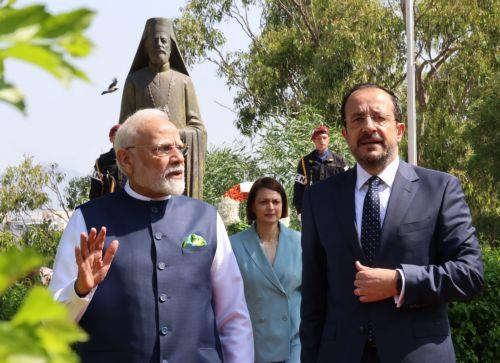 Ο Πρόεδρος της Δημοκρατίας Νίκος Χριστοδουλίδης υποδέχεται τον Πρωθυπουργό της Ινδίας Ναρέντρα Μόντι στο Προεδρικό Μέγαρο, Λευκωσία 16 Ιουνίου 2025. Ο Ναρέντρα Μόντι πραγματοποιεί διήμερη επίσημη επίσκεψη στην Κύπρο, την πρώτη Πρωθυπουργού της Ινδίας, μετά από 23 χρόνια. ΚΥΠΕ/ΚΑΤΙΑ ΧΡΙΣΤΟΔΟΥΛΟΥ