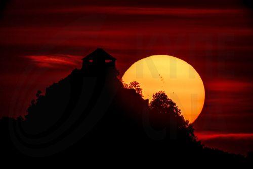 epa12178410 The setting sun glows behind Salgo Castle as seen from Salgotarjan, northern Hungary, 15 June 2025.  EPA/Peter Komka HUNGARY OUT