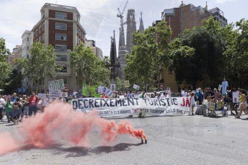 epa12178816 Activists and residents march to demand measures against mass tourism in their hometown, in Barcelona, Spain, 15 June 2025 (issued 16 June 2025). The protest in Barcelona was part of a coordinated call in different cities to raise awareness of overtourism across southern Europe's top destinations, including Mallorca, Venice and Lisbon. The...