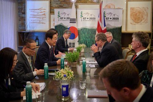 epa12182528 South Korean President Lee Jae Myung (3-L) holds talks with British Prime Minister Keir Starmer (3-R) during their meeting at the Group of Seven summit venue in Kananaskis, Canada, 17 June 2025.  EPA/YONHAP SOUTH KOREA OUT