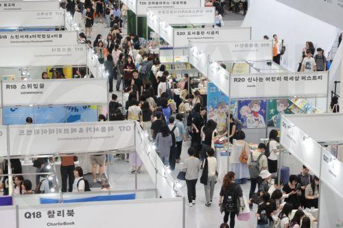 epa12182574 Visitors browse books during the Seoul International Book Fair at the COEX exhibition center in Seoul, South Korea, 18 June 2025.  EPA/YONHAP SOUTH KOREA OUT