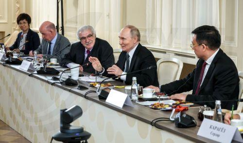 epa12184732 Russian President Vladimir Putin (C-R) meets with representatives of international news agencies on the sidelines of the 28th Saint Petersburg International Economic Forum (SPIEF) in St. Petersburg, Russia, 19 June 2025. The 28th St.Petersburg International Economic Forum runs from 18 to 21 June 2025.  EPA/VYACHESLAV PROKOFYEV / SPUTNIK /...