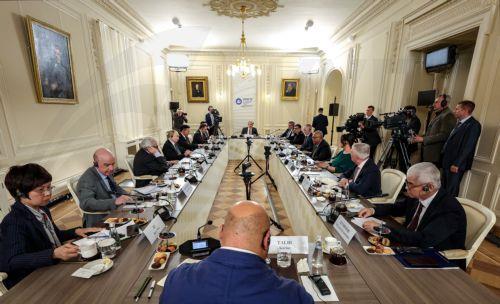 epa12184740 Russian President Vladimir Putin attends a meeting with representatives of international news agencies on the sidelines of the 28th Saint Petersburg International Economic Forum (SPIEF), in St. Petersburg, Russia, 19 June 2025. The 28th St.Petersburg International Economic Forum runs from 18 to 21 June 2025.  EPA/VYACHESLAV PROKOFYEV / SPUTNIK /...