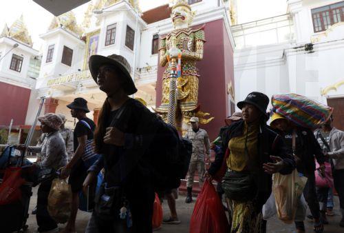 epa12194568 Cambodian people with their belongings cross the border during a temporary reopening of the border to allow stranded Cambodians and Thais to return home following the border closure at the Ban Klong Luk border checkpoint in Aranyaprathet district, Sa Kaeo province, Thailand, 24 June 2025. The Thai military has closed crossing points along the...
