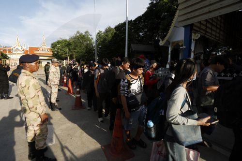 epaselect epa12194551 Thai nationals return from Poipet, Cambodia, during a temporary reopening of the border to allow stranded Cambodians and Thais to return home following the border closure at the Ban Klong Luk border checkpoint in Aranyaprathet district, Sa Kaeo province, Thailand, 24 June 2025. The Thai military has closed crossing points along the...