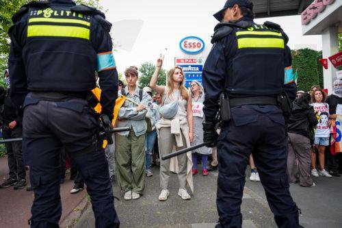 epa12196388 Demonstrators from Extinction Rebellion (XR) protest during the NATO Summit by blocking the A12 highway in The Hague, The Netherlands, 25 June 2025. The Netherlands, for the first time in NATO's history of existence, is hosting a NATO summit.  EPA/JEROEN JUMELET