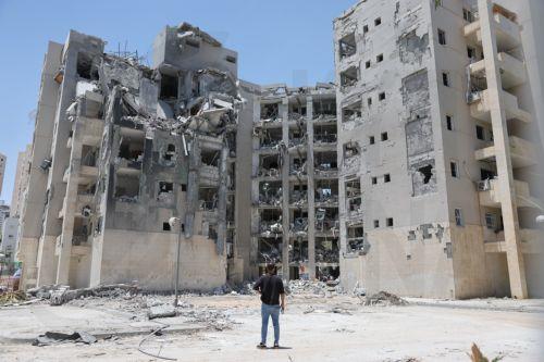 epaselect epa12196516 A person stands near the site of an Iranian missile strike that hit a residential area on 24 June, in Be'er Sheva, southern Israel, 25 June 2025, during a US-mediated ceasefire between Iran and Israel. Magen David Adom (MDA), Israel's national emergency services, reported at least 28 killed and hundreds injured in Iranian retaliatory...