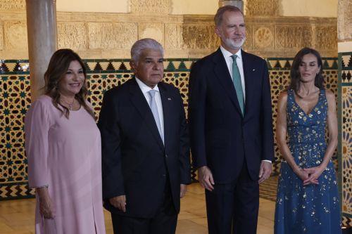 epa12205440 Spain King Felipe VI (2-R) and Queen Letizia (R) welcome Panama president Jose Raul Mulino (2L) and his wife Maricel Cohen (L) before the gala dinner celebrated at Sevilla, southern Spain, 29 June 2025, on the eve the celebration of UN's fourth International Conference on Financing for Development (FFD4), to be held in the city from 30 June to...