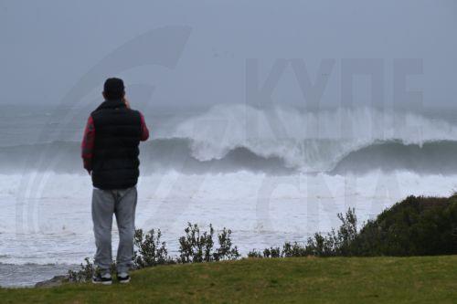 epa12209373 Onlookers check out the large swell battering the coast in Wollongong, New South Wales, Australia, 02 July 2025. Parts of New South Wales have had rainfall totals of more than 120mm in one day and authorities warn the coming 24 hours could be even worse.  EPA/DEAN LEWINS  AUSTRALIA AND NEW ZEALAND OUT