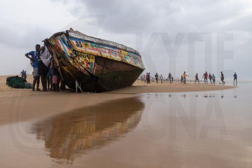 epaselect epa12209346 Local residents take a close look at a pirogue used to carry migrants stranded on Malibu beach, Guediawaye, near Dakar, Senegal, 01 July 2025. The pirogue left The Gambia, bound for Europe, on 25 June 2025 carrying more than 200 migrants according to the police, including mothers and children. An unspecified numbers of would be...