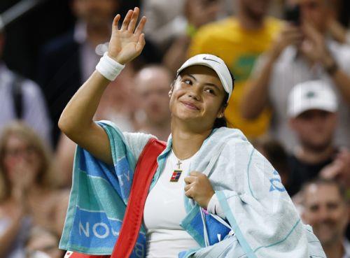 epa12216547 Emma Raducanu of Britain waves as she leaves the court after losing her Women's Singles 3rd round match against Aryna Sabalenka of Belarus at the Wimbledon Championships, Wimbledon, Britain, 04 July 2025.  EPA/TOLGA AKMEN  EDITORIAL USE ONLY