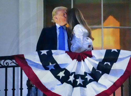 epa12216872 US President Donald Trump and First Lady Melania Trump kiss as they watch the Fourth of July fireworks from the White House in Washington, DC, USA, 04 July 2025.  EPA/BONNIE CASH / POOL POOL PHOTO