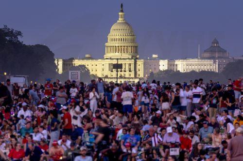 epa12216898 Spectators fill the National Mall to watch the annual fireworks show in celebration of Independence Day in Washington, DC, US, 04 July 2025. Earlier in the day, festivities included a parade, a concert at the US Capitol, and a White House picnic for military families.  EPA/SHAWN THEW