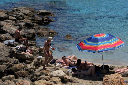 Κύπριοι και τουρίστες απολαμβάνουν την θάλασσα στην παραλία του Πρωταρά, 6 Ιουλίου 2025. ΚΥΠΕ/ΚΑΤΙΑ ΧΡΙΣΤΟΔΟΥΛΟΥ