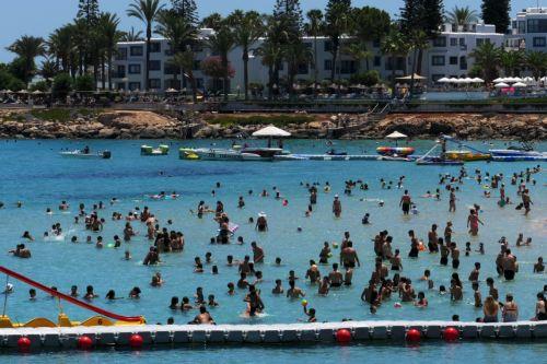 Κύπριοι και τουρίστες απολαμβάνουν την θάλασσα στην παραλία του Πρωταρά, 6 Ιουλίου 2025. ΚΥΠΕ/ΚΑΤΙΑ ΧΡΙΣΤΟΔΟΥΛΟΥ