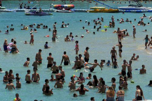 Κύπριοι και τουρίστες απολαμβάνουν την θάλασσα στην παραλία του Πρωταρά, 6 Ιουλίου 2025. ΚΥΠΕ/ΚΑΤΙΑ ΧΡΙΣΤΟΔΟΥΛΟΥ