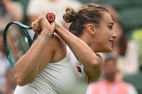 epa12220498 Aryna Sabalenka of Belarus in action during the Women's Round of 16 match against Elise Mertens of Belgium at the Wimbledon Championships, Wimbledon, Britain, 06 July 2025.  EPA/DANIEL HAMBURY  EDITORIAL USE ONLY