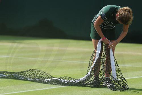 epa12220524 A net is put up after matches were suspended due to rain at the Wimbledon Championships, Wimbledon, Britain, 06 July 2025.  EPA/NEIL HALL  EDITORIAL USE ONLY