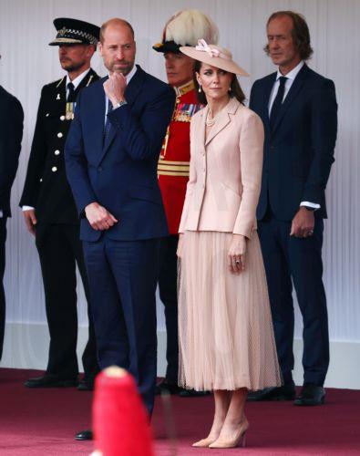 epa12224337 Britain's Prince William (L) and Catherine, Princess of Wales (R) attend a welcome ceremony during French president's state visit in Windsor, Britain, 08 July 2025. French President Macron and his wife Brigitte are on a three-day state visit to Britain.  EPA/ANDY RAIN