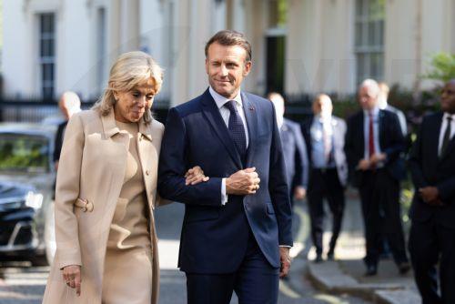 epa12225432 France's first lady Brigitte Macron and French President Emmanuel Macron arrive for a wreath laying ceremony at the statue of former French President Charles de Gaulle during a state visit in London, Britain, 08 July 2025 French President Macron and his wife Brigitte are on a three-day state visit to Britain.  EPA/CHRIS RATCLIFFE / POOL