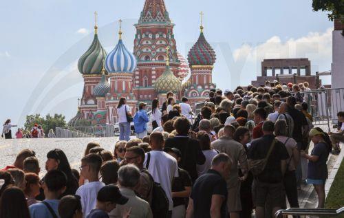 epa12242930 People wait in line to visit Lenin's Mausoleum on the Red Square during the last day of its operation, in Moscow, Russia, 17 July 2025. The Federal Security Service (FSB) announced the mausoleum will be closed to visitors starting on 19 July.  EPA/YURI KOCHETKOV
