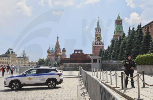 epa12242937 A police officer stands guard in front of Lenin's Mausoleum on the Red Square during the last day of its operation, in Moscow, Russia, 17 July 2025. The Federal Security Service (FSB) announced the mausoleum will be closed to visitors starting on 19 July.  EPA/YURI KOCHETKOV