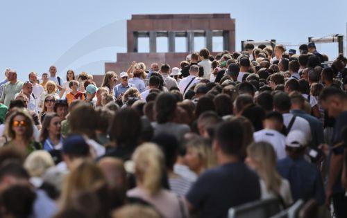 epa12242940 People wait in line to visit Lenin's Mausoleum on the Red Square during the last day of its operation, in Moscow, Russia, 17 July 2025. The Federal Security Service (FSB) announced the mausoleum will be closed to visitors starting on 19 July.  EPA/YURI KOCHETKOV