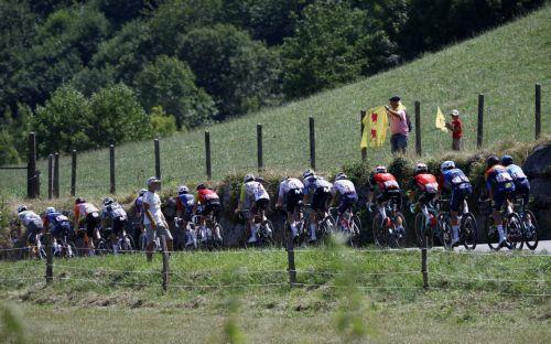 epa12243072 The peleton in action during the 12th stage of the Tour de France cycling race over 180.6km from Auch to Hautacam, France, 17 July 2025.  EPA/MARTIN DIVISEK