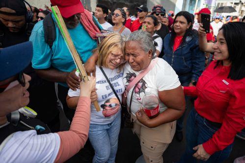 epa12246306 Women cry during a demonstration in support of the separated children of deported Venezuelan migrants in Caracas, Venezuela, 18 July 2025.  EPA/Ronald Pena R