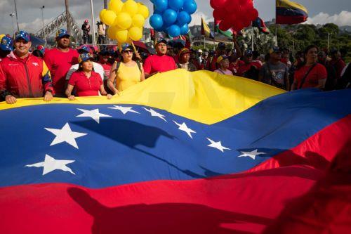epaselect epa12246305 People hold a flag during a demonstration in support of the separated children of deported Venezuelan migrants in Caracas, Venezuela, 18 July 2025.  EPA/Ronald Pena R