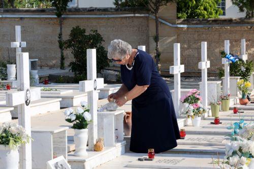 Συγγενείς στον τάφο του αγαπημένου τους προσώπου κατά τη διάρκεια επιμνημόσυνης δέησης που διοργανώνεται κάθε χρόνο στο στρατιωτικό κοιμητήριο στον Τύμβο Μακεδονίτισσας για όλους τους στρατιώτες που έχασαν τη ζωή τους πολεμώντας στην τουρκική εισβολή το 1974 στην Κύπρο, Κυριακή 20 Ιουλίου 2025. Φέτος συμπληρώνονται 51 χρόνια από την τουρκική εισβολή στην...