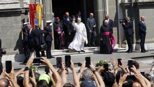 epa12248928 Pope Leo XIV gestures to the faithful as he presides over a holy mass in the Cathedral of St. Pancras in Albano near Rome, Italy, 20 July 2025.  EPA/FABIO FRUSTACI