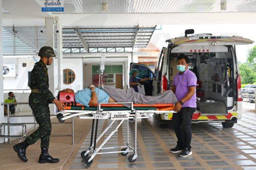 epa12257862 Medical staff and soldiers transport an injured person following clashes between Thai and Cambodian soldiers at Phanom Dong Rak Hospital near the Thai-Cambodian border, in Ban Ta Miang, Surin province, Thailand, 24 July 2025. According to the Royal Thai Army, nine civilians were killed and 14 injured after armed clashes erupted between Thai and...